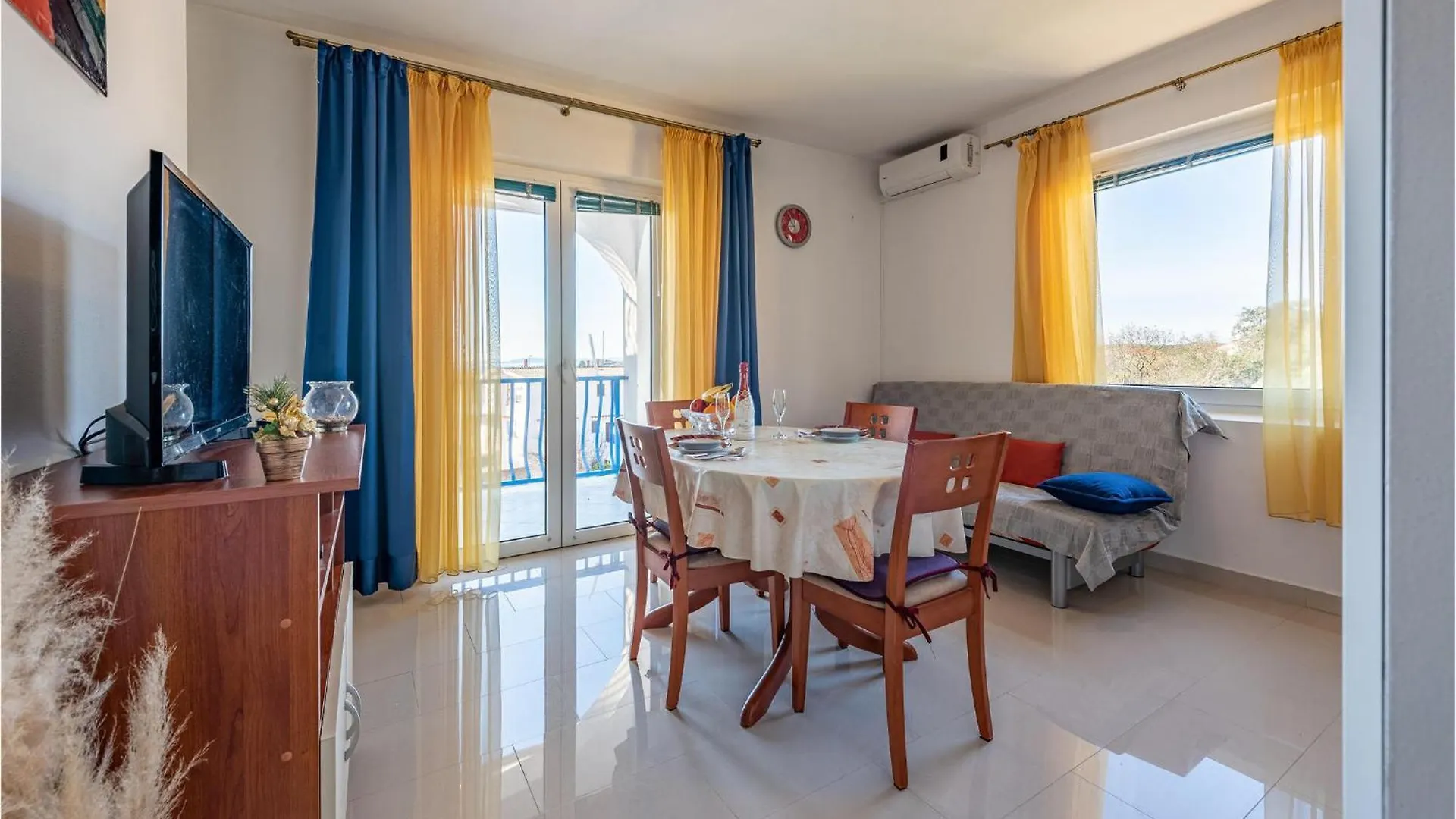 Lovely Apartment In Pakostane With House Sea View Chorvatsko